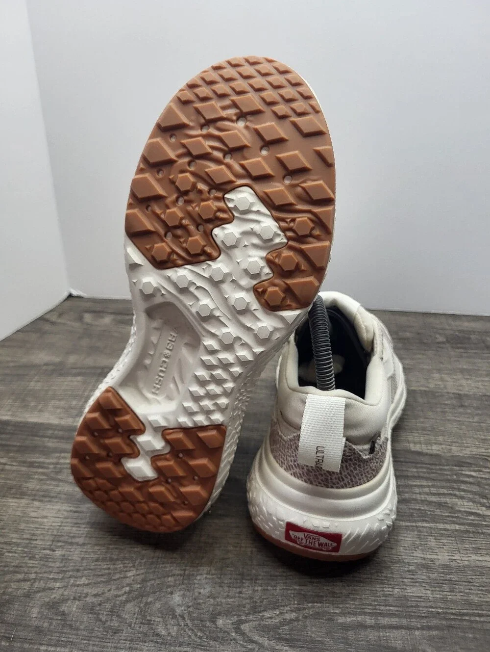 VANS UltraRange Neo VR3 Womens Size 7.5 US Beige Snake Print Sneakers Shoes New